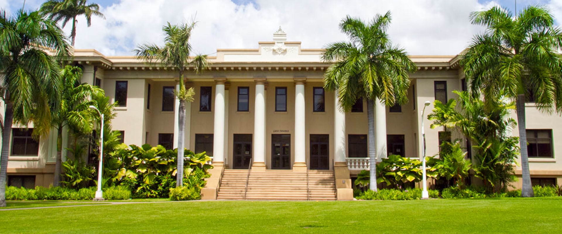 How Many Undergraduate Students Attend the University of Hawaii at Manoa?